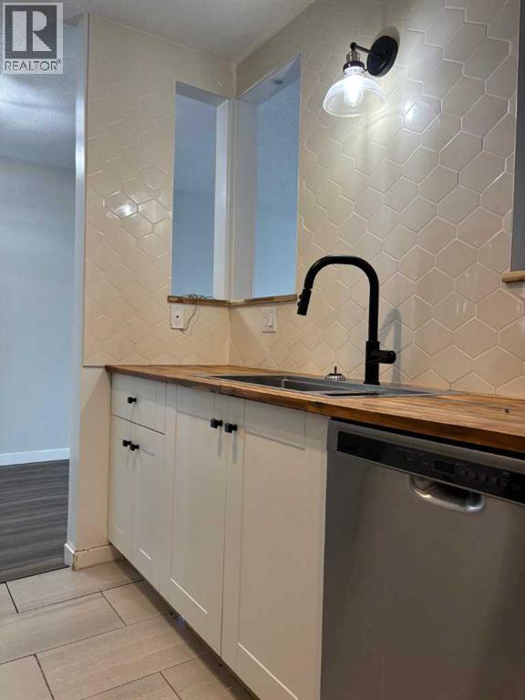 305, 9260 108 Avenue, Grande Prairie, AB - Indoor Photo Showing Kitchen