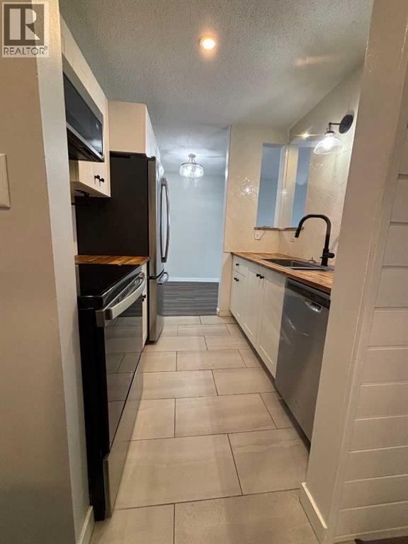 305, 9260 108 Avenue, Grande Prairie, AB - Indoor Photo Showing Kitchen With Double Sink