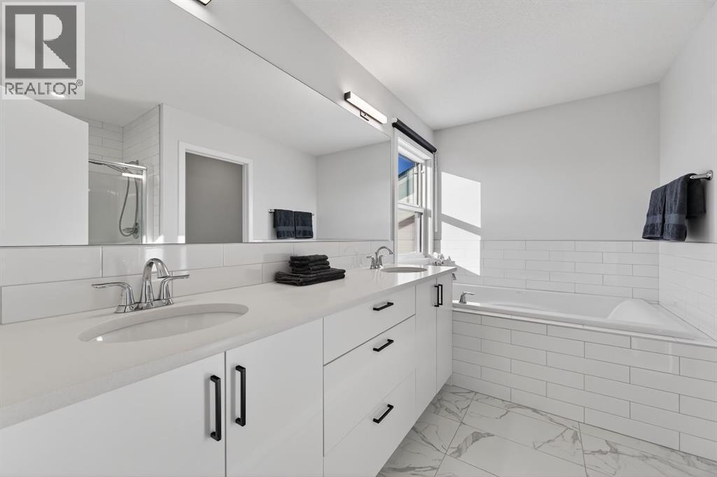 19 Rowley Park Nw, Calgary, AB - Indoor Photo Showing Bathroom