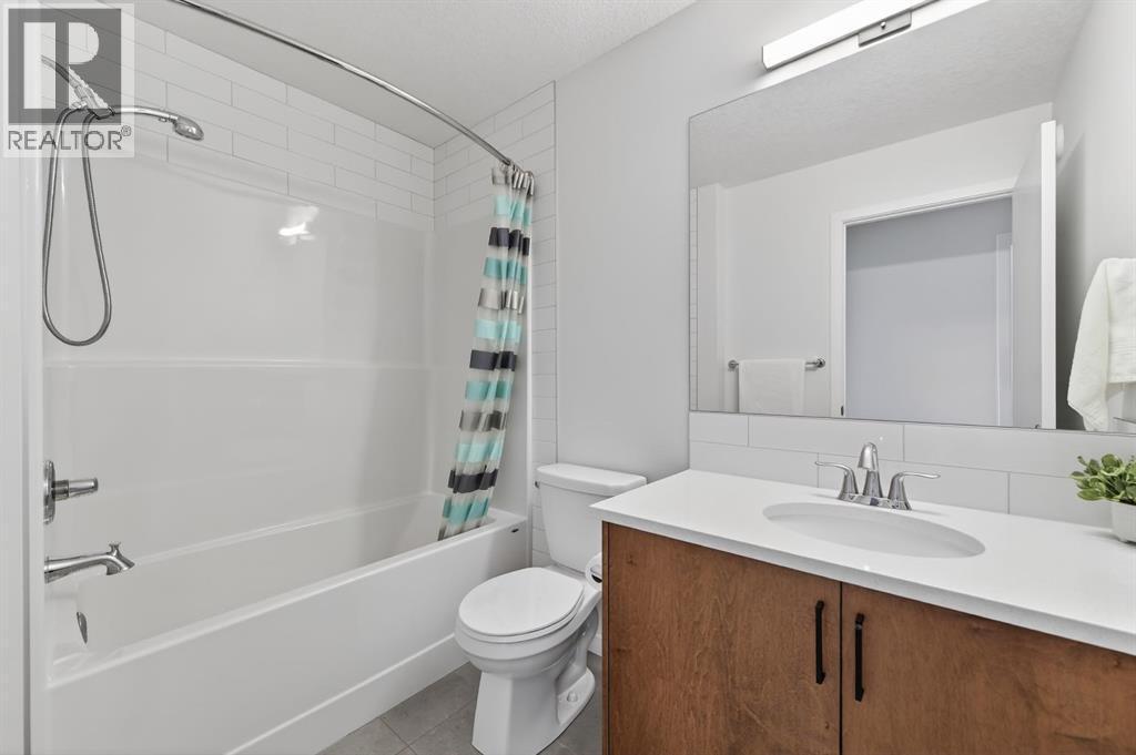 19 Rowley Park Nw, Calgary, AB - Indoor Photo Showing Bathroom