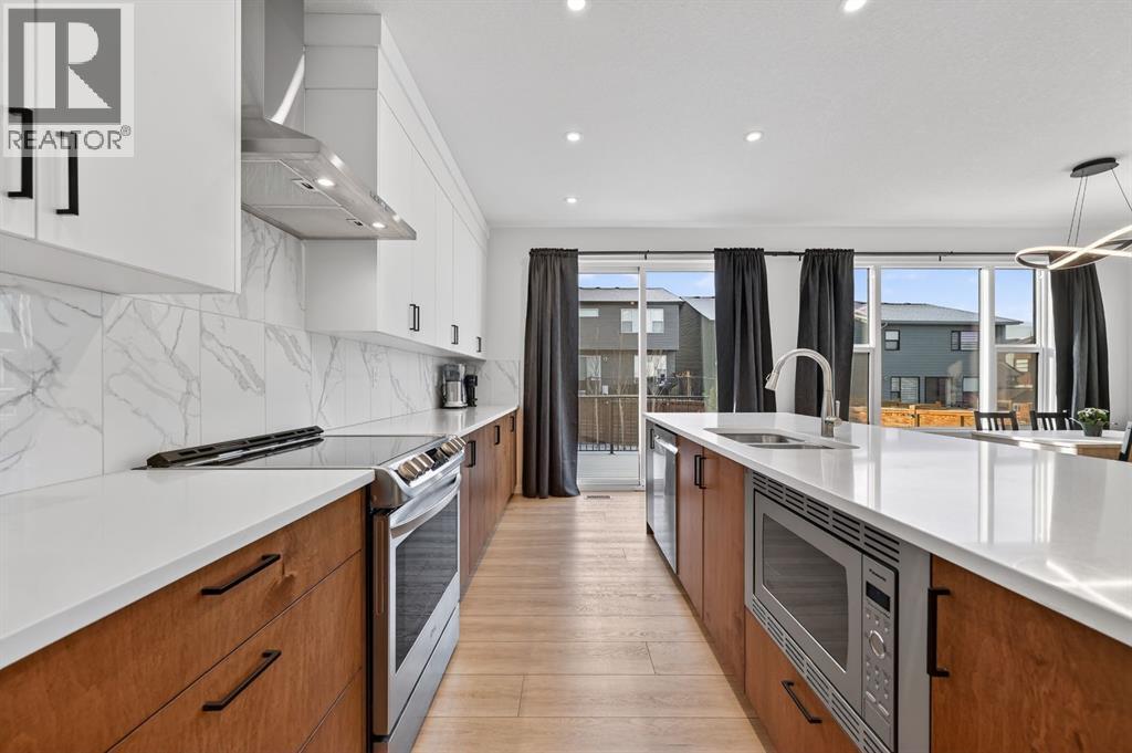19 Rowley Park Nw, Calgary, AB - Indoor Photo Showing Kitchen With Upgraded Kitchen