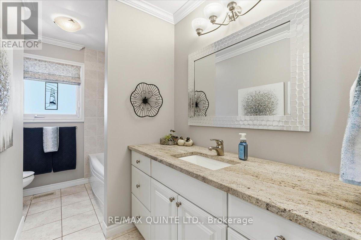10 Grosvenor Drive, Belleville (Belleville Ward), ON - Indoor Photo Showing Bathroom