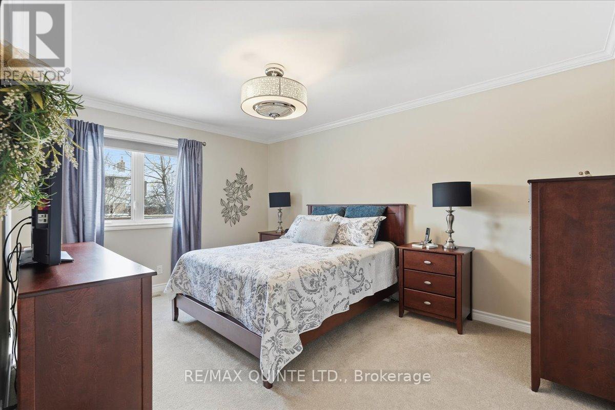 10 Grosvenor Drive, Belleville (Belleville Ward), ON - Indoor Photo Showing Bedroom