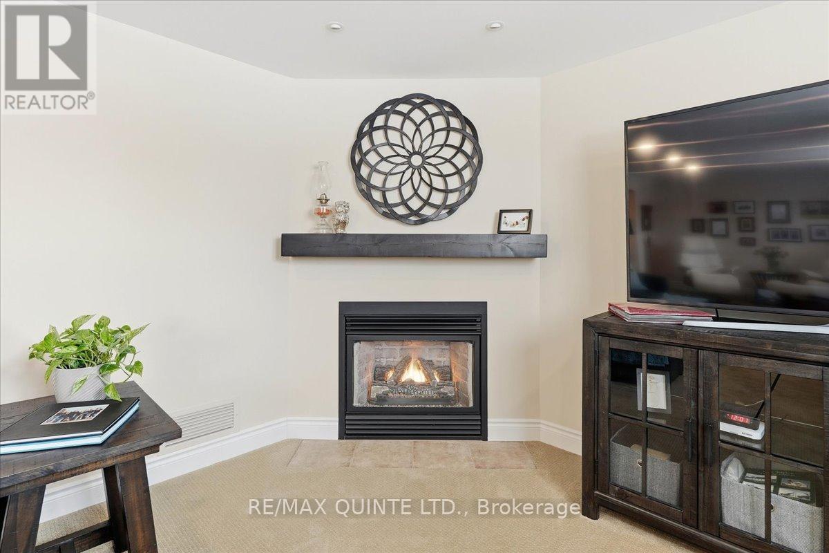 10 Grosvenor Drive, Belleville (Belleville Ward), ON - Indoor Photo Showing Living Room With Fireplace