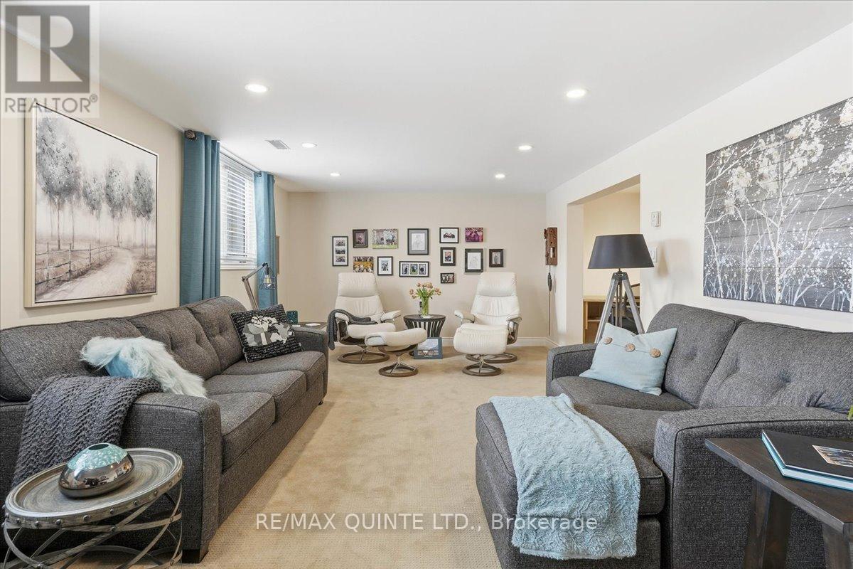 10 Grosvenor Drive, Belleville (Belleville Ward), ON - Indoor Photo Showing Living Room
