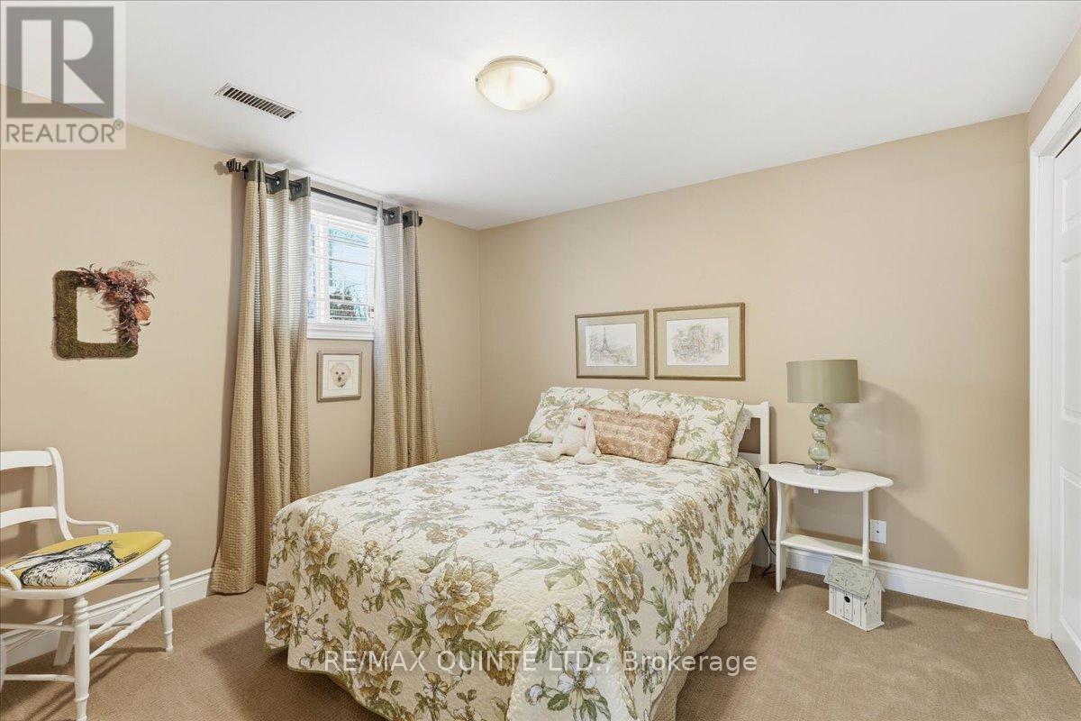10 Grosvenor Drive, Belleville (Belleville Ward), ON - Indoor Photo Showing Bedroom