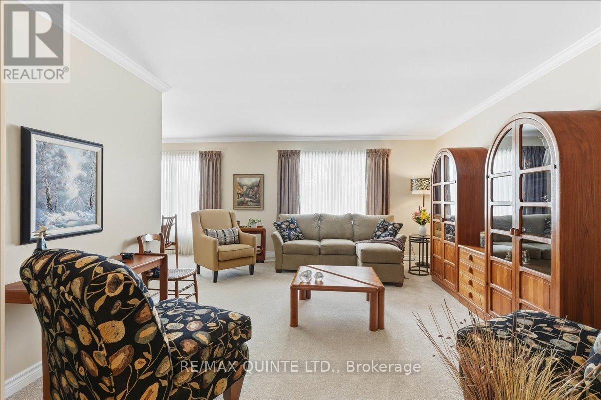 10 Grosvenor Drive, Belleville (Belleville Ward), ON - Indoor Photo Showing Living Room