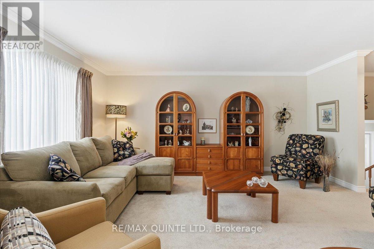 10 Grosvenor Drive, Belleville (Belleville Ward), ON - Indoor Photo Showing Living Room