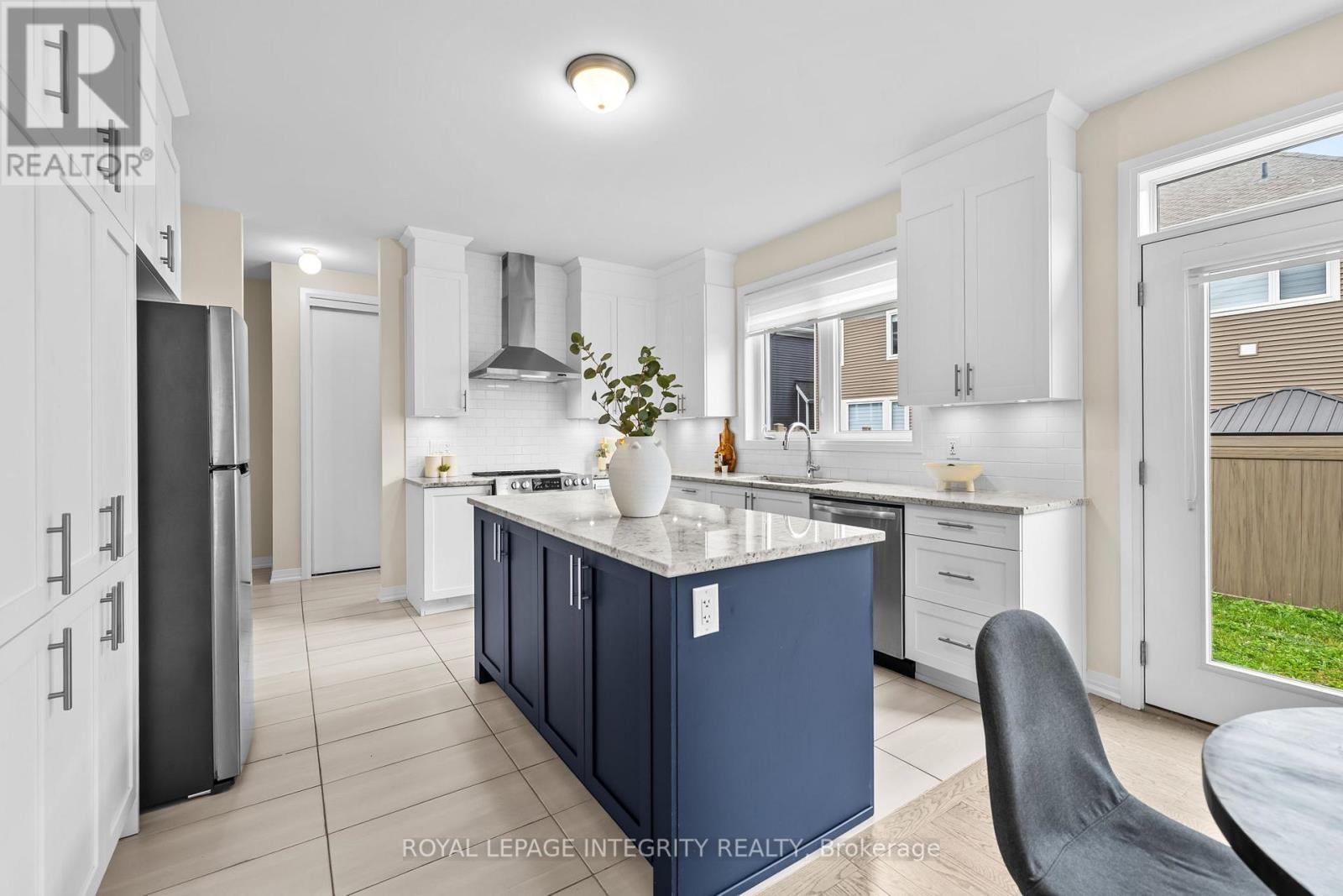 807 Mercier Crescent, Ottawa, ON - Indoor Photo Showing Kitchen With Upgraded Kitchen