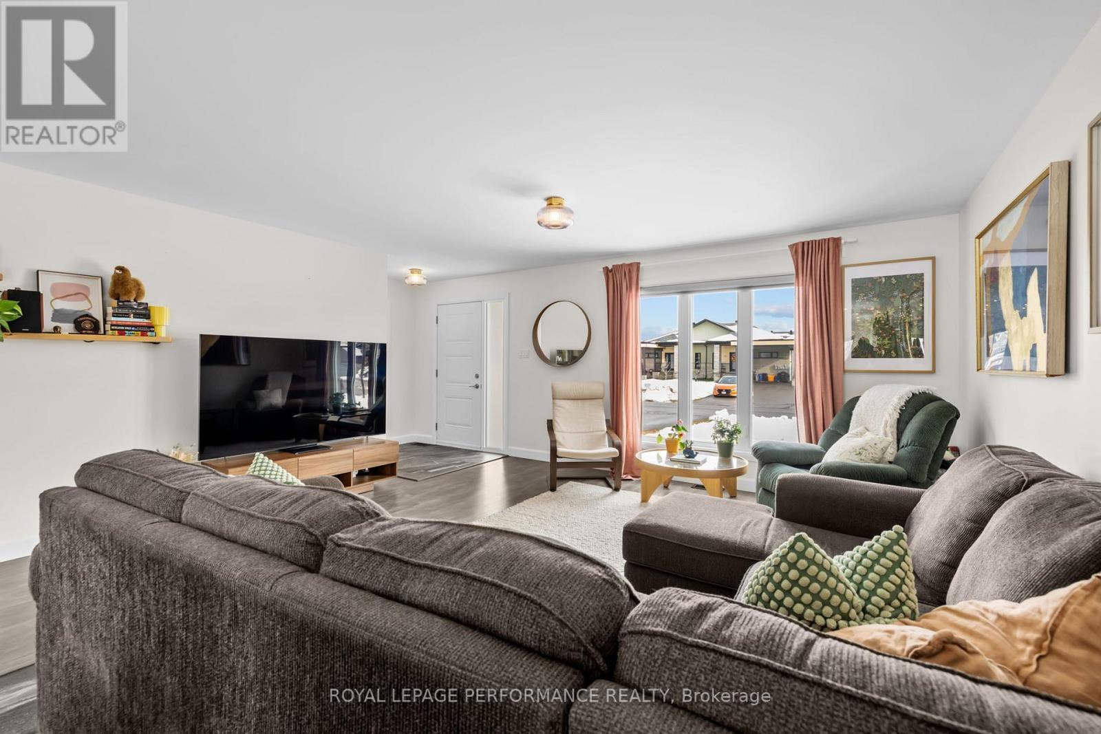 52 Adam Street, The Nation, ON - Indoor Photo Showing Living Room