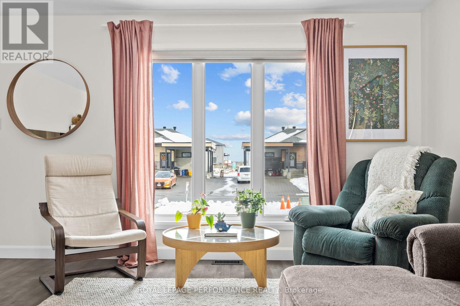 52 Adam Street, The Nation, ON - Indoor Photo Showing Living Room