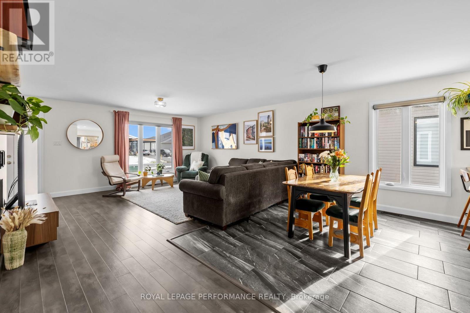 52 Adam Street, The Nation, ON - Indoor Photo Showing Living Room