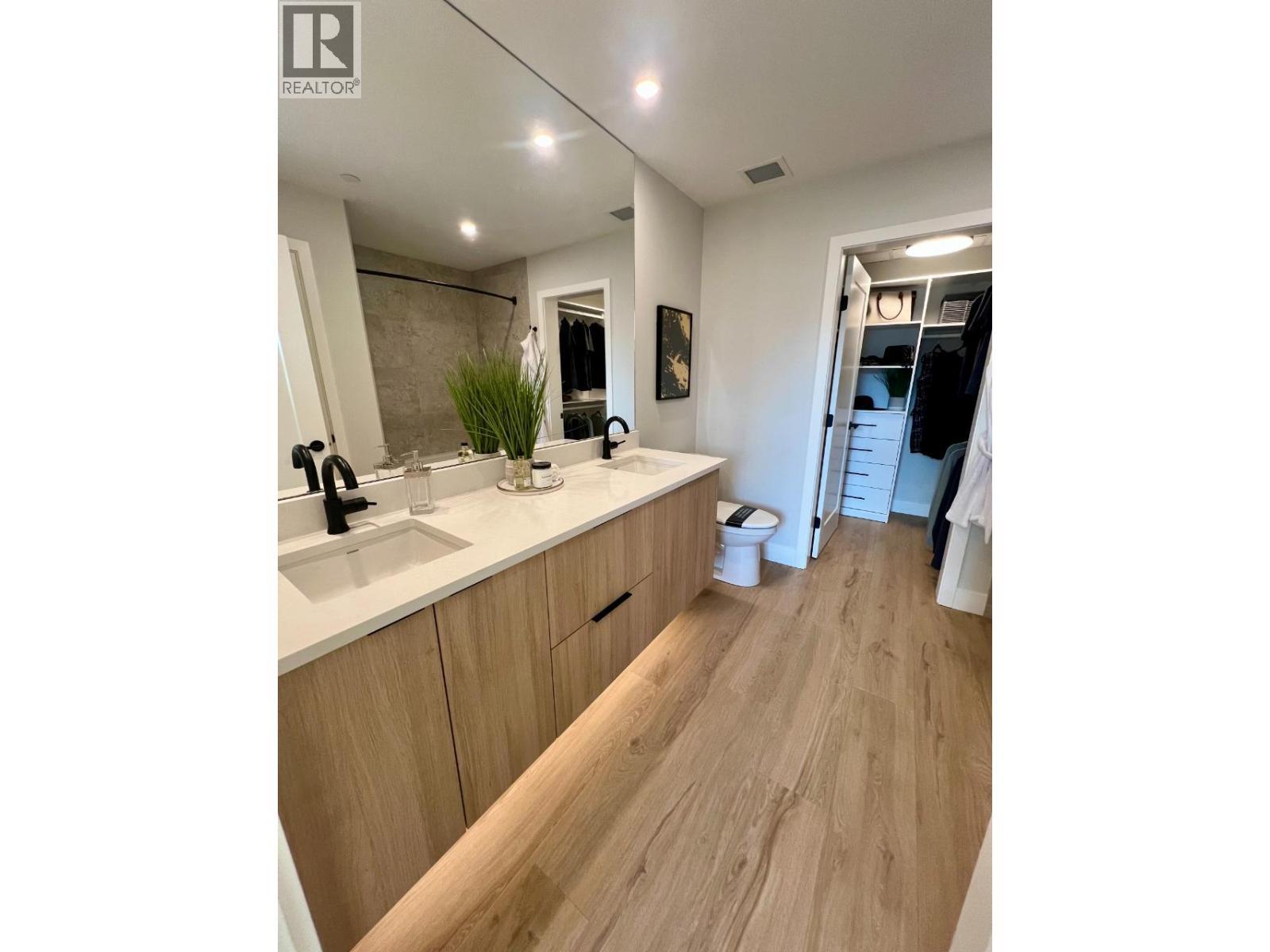 75 Predator Ridge Drive Unit# 406, Vernon, BC - Indoor Photo Showing Bathroom