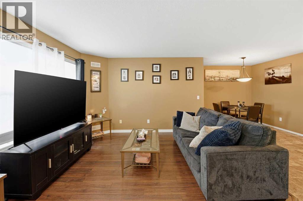 1216, 31 Jamieson Avenue, Red Deer, AB - Indoor Photo Showing Living Room