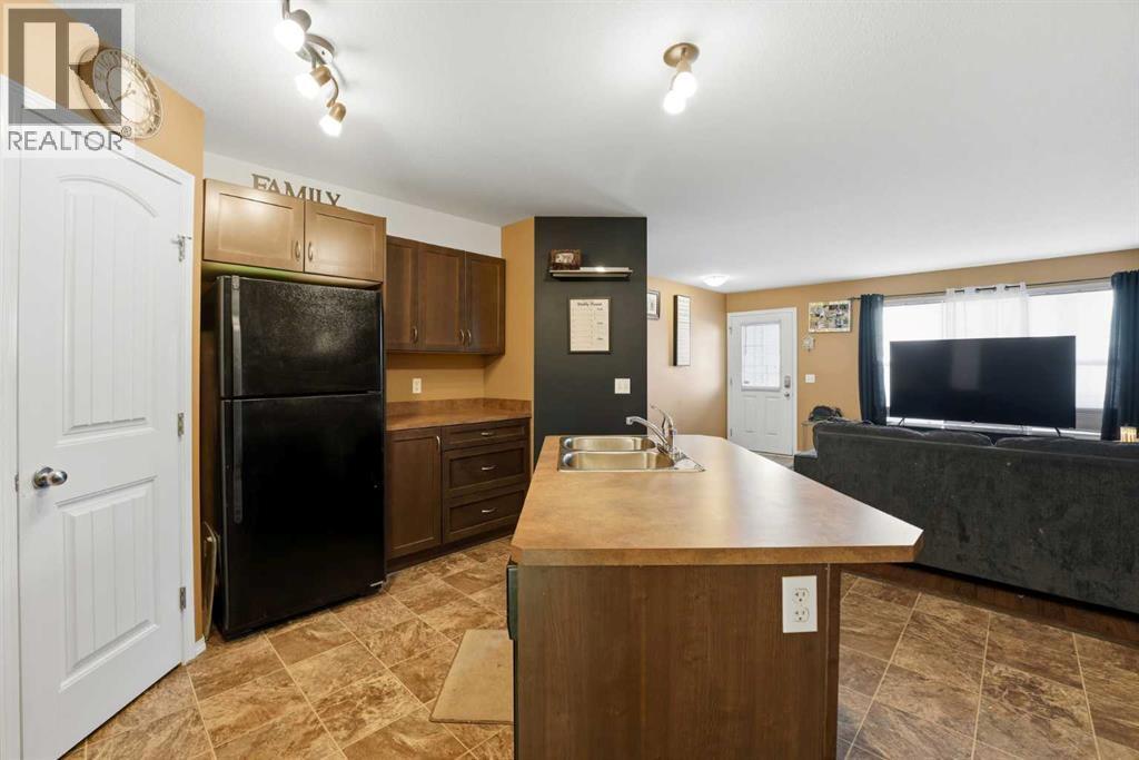 1216, 31 Jamieson Avenue, Red Deer, AB - Indoor Photo Showing Kitchen With Double Sink
