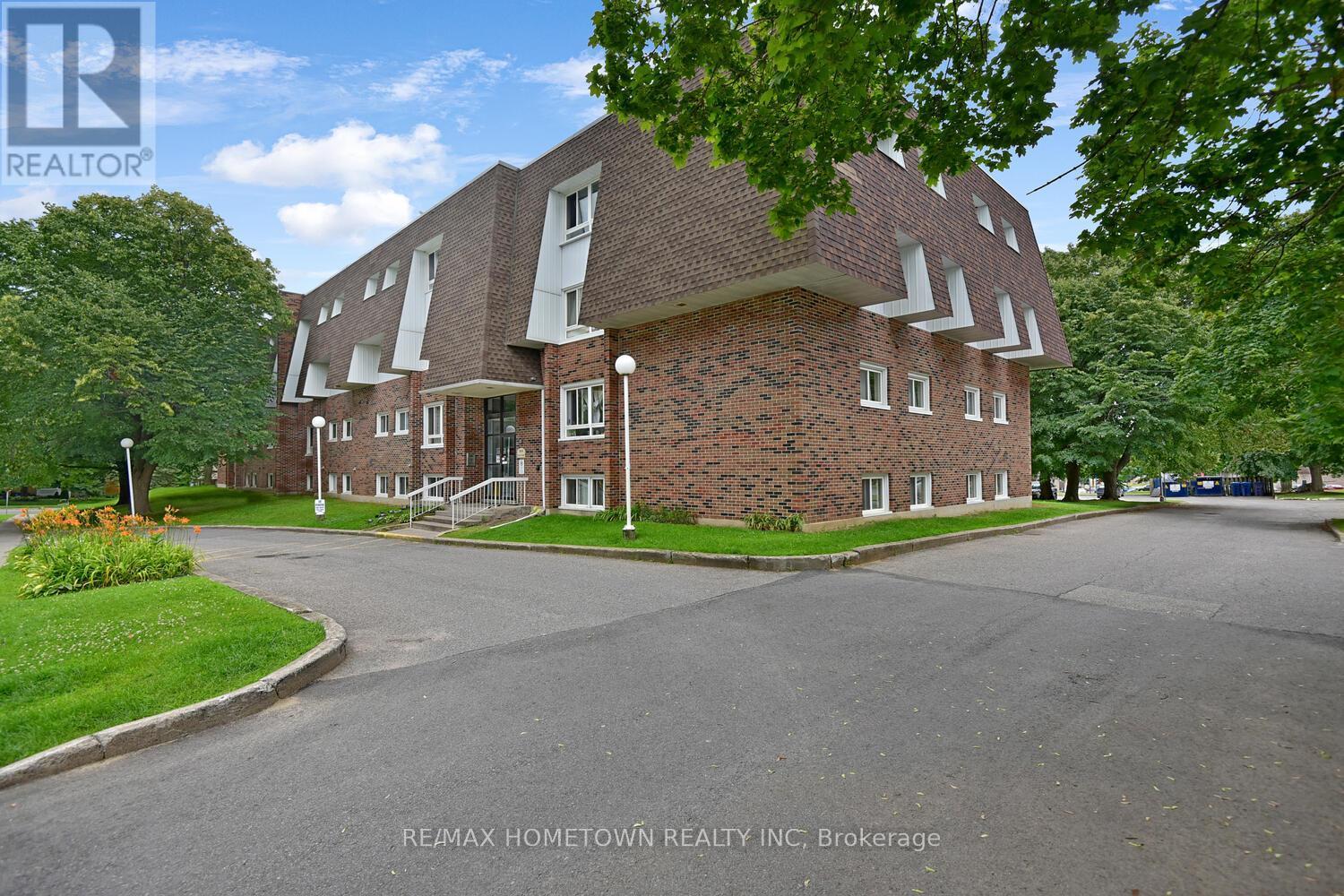 310 - 815 Kyle Court, Brockville, ON - Outdoor