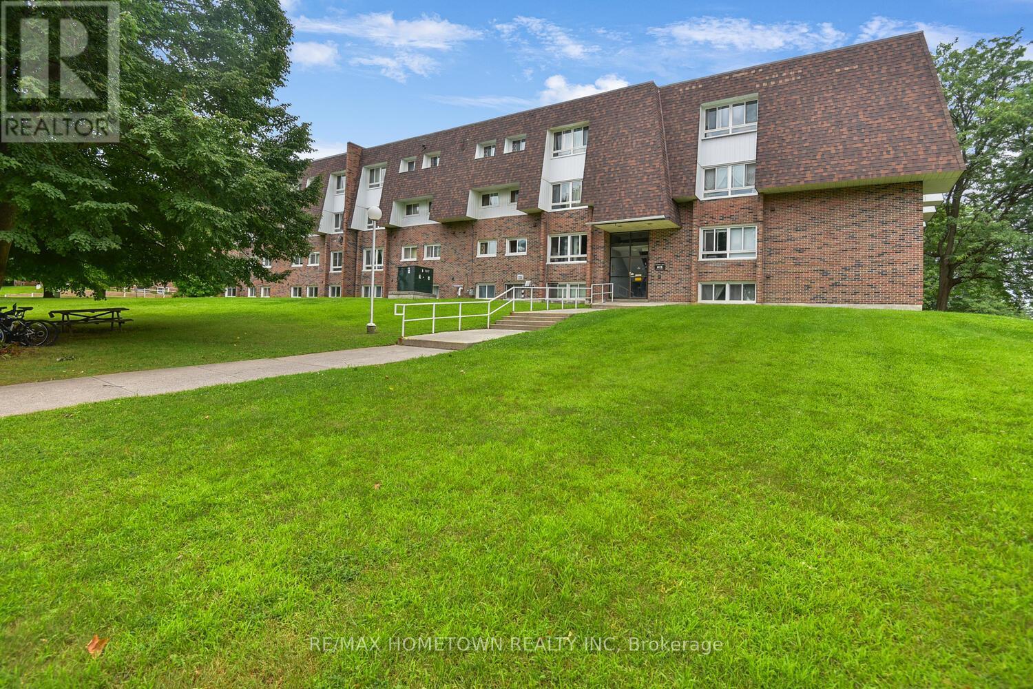 310 - 815 Kyle Court, Brockville, ON - Outdoor