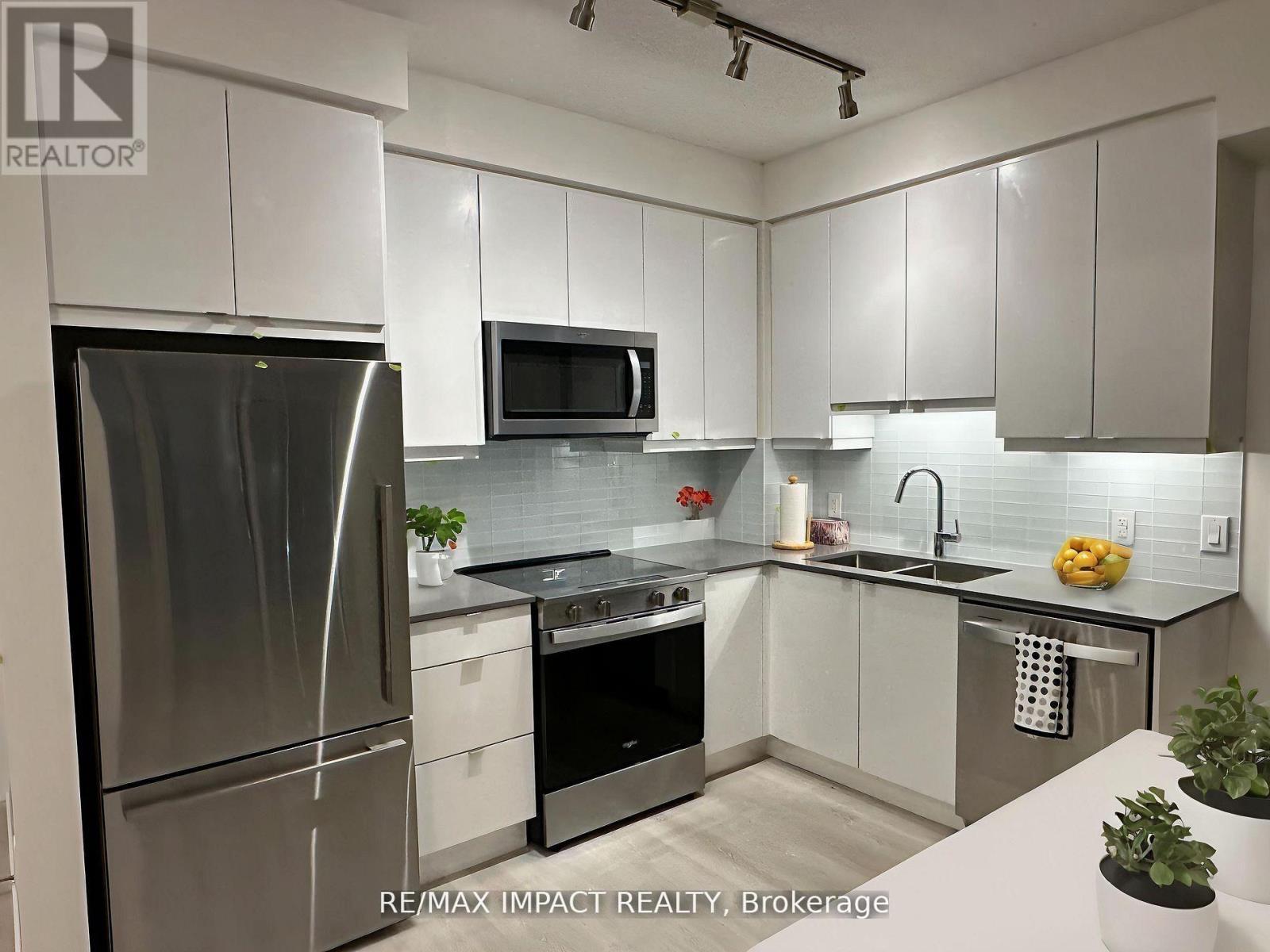 821 - 3270 Sheppard Avenue E, Toronto, ON - Indoor Photo Showing Kitchen With Stainless Steel Kitchen With Double Sink With Upgraded Kitchen