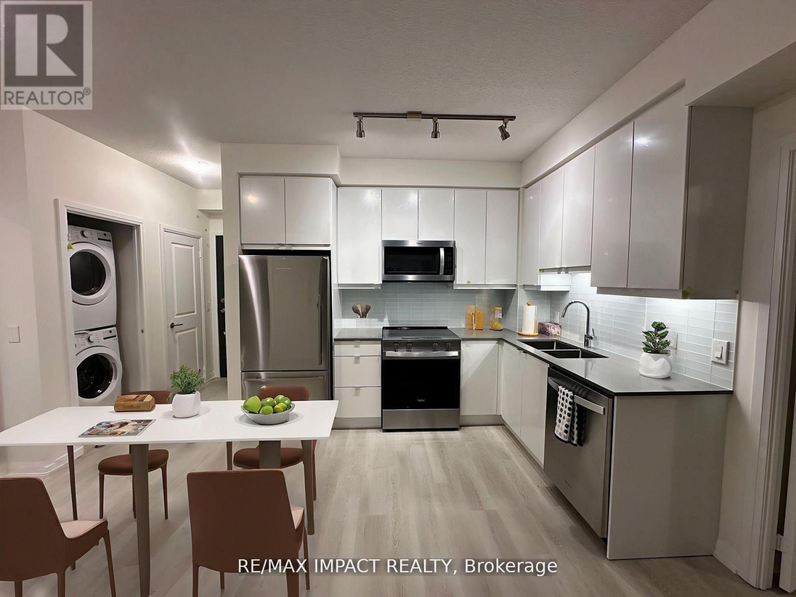 821 - 3270 Sheppard Avenue E, Toronto, ON - Indoor Photo Showing Kitchen With Stainless Steel Kitchen With Double Sink
