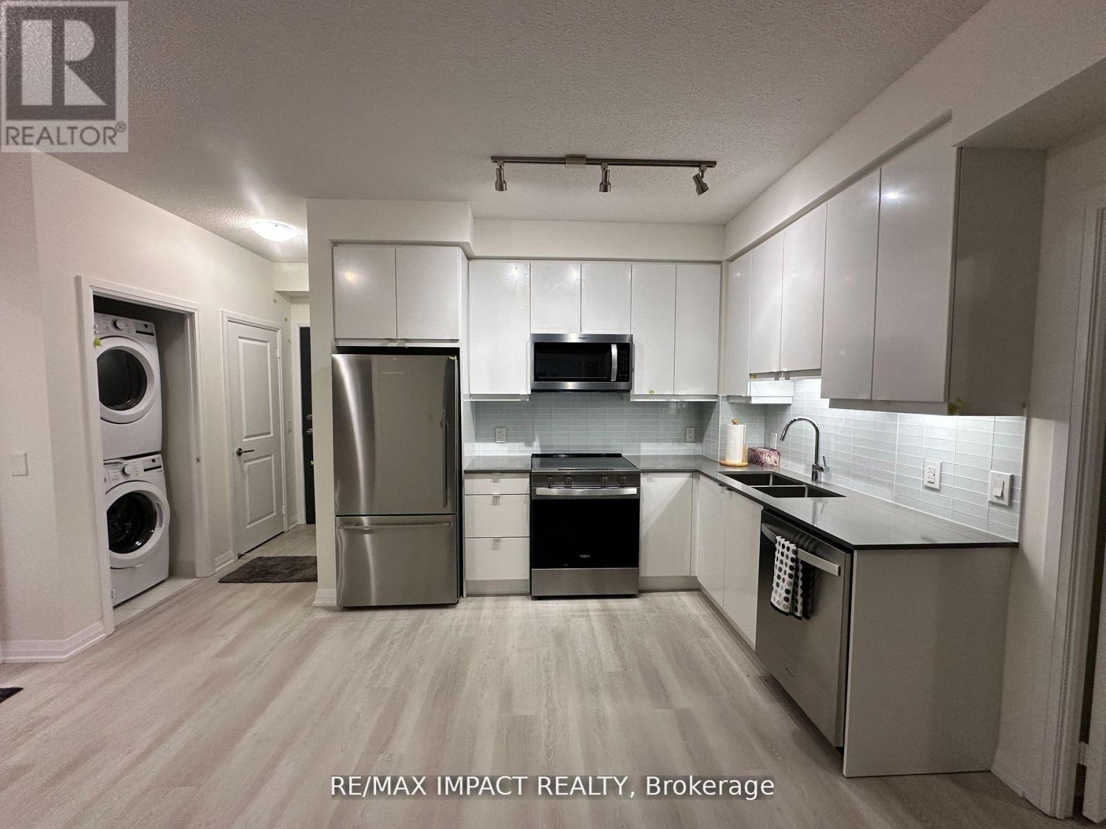 821 - 3270 Sheppard Avenue E, Toronto, ON - Indoor Photo Showing Kitchen With Stainless Steel Kitchen With Double Sink