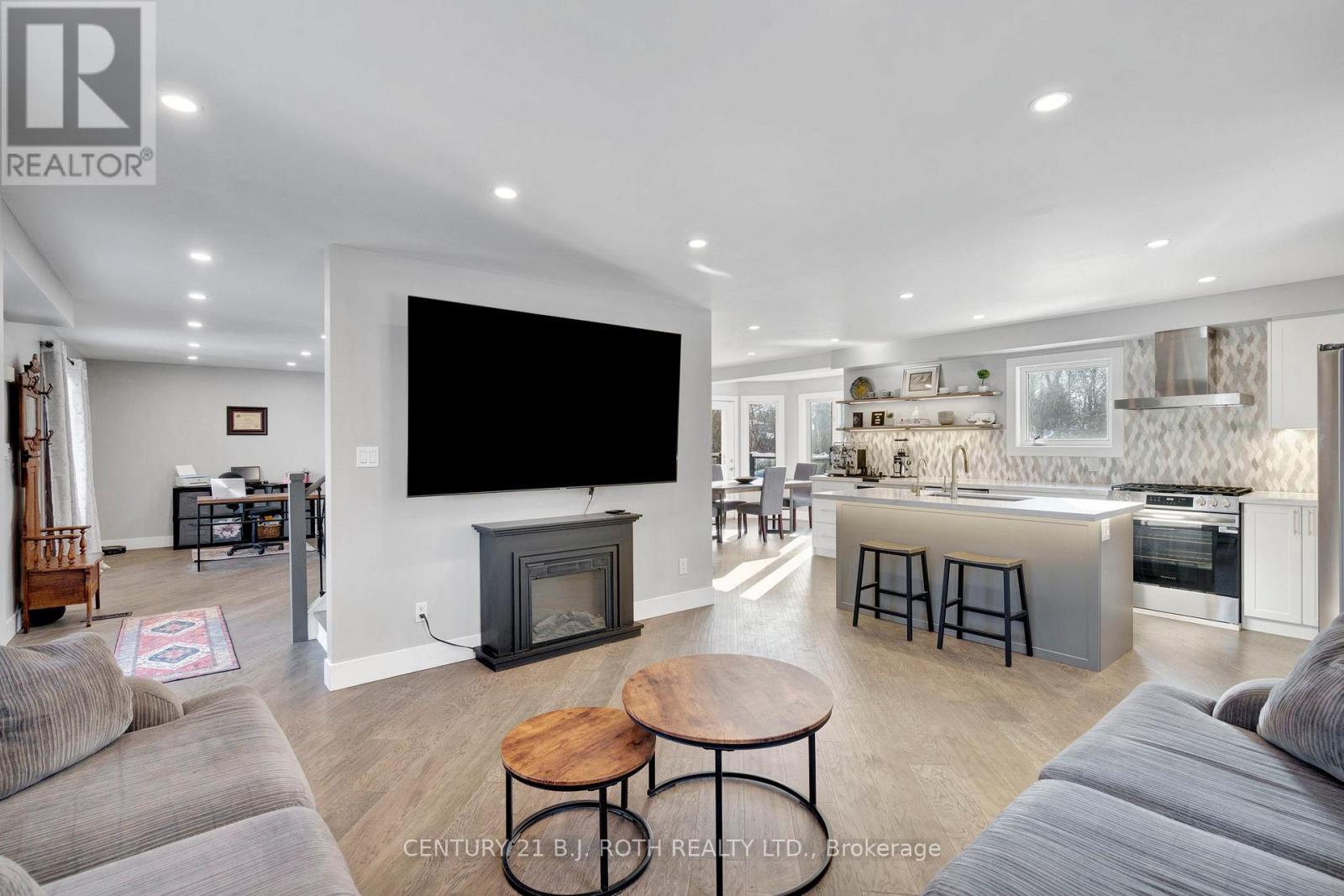 10 Brian Crescent, Adjala-Tosorontio, ON - Indoor Photo Showing Living Room With Fireplace