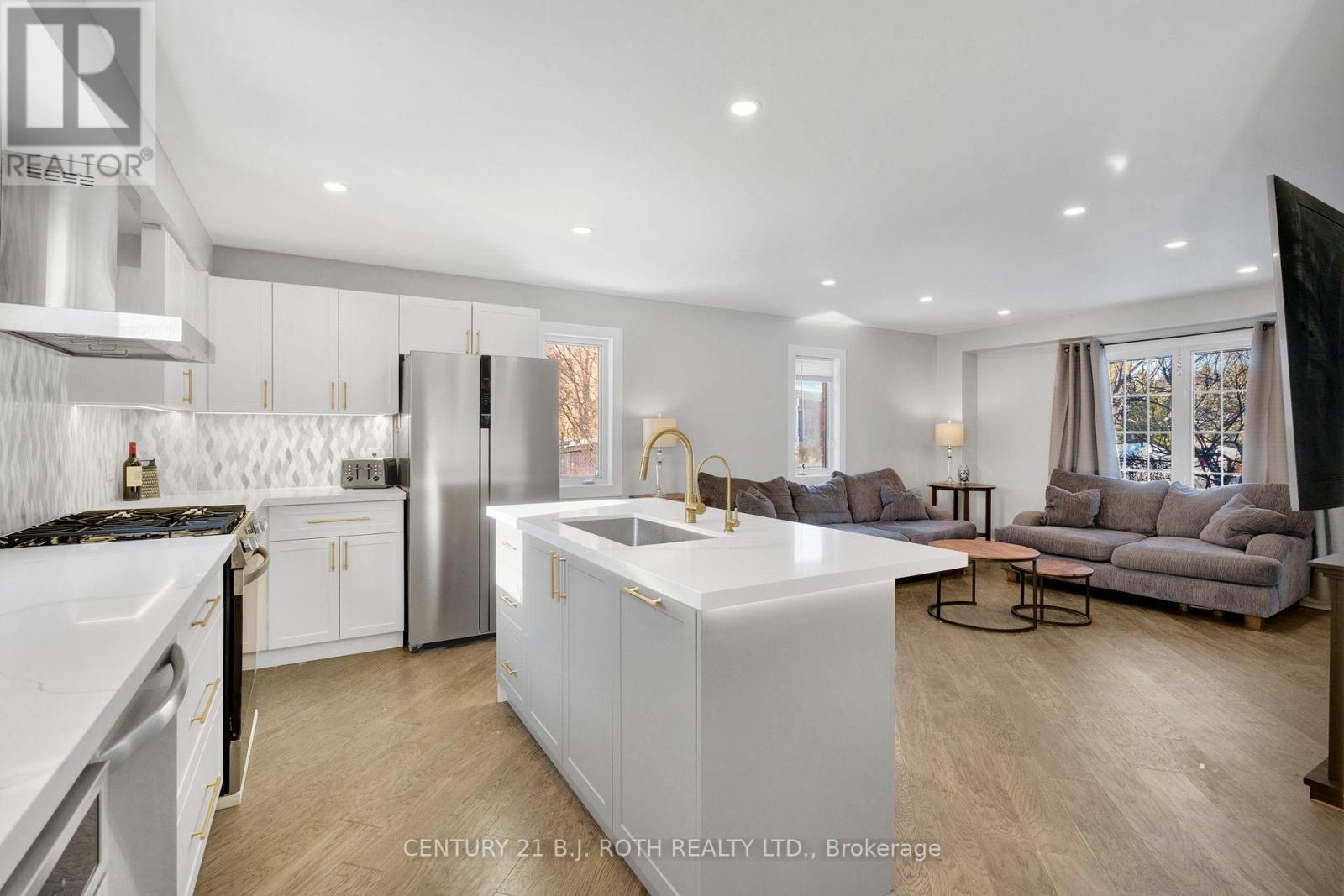 10 Brian Crescent, Adjala-Tosorontio, ON - Indoor Photo Showing Kitchen With Upgraded Kitchen