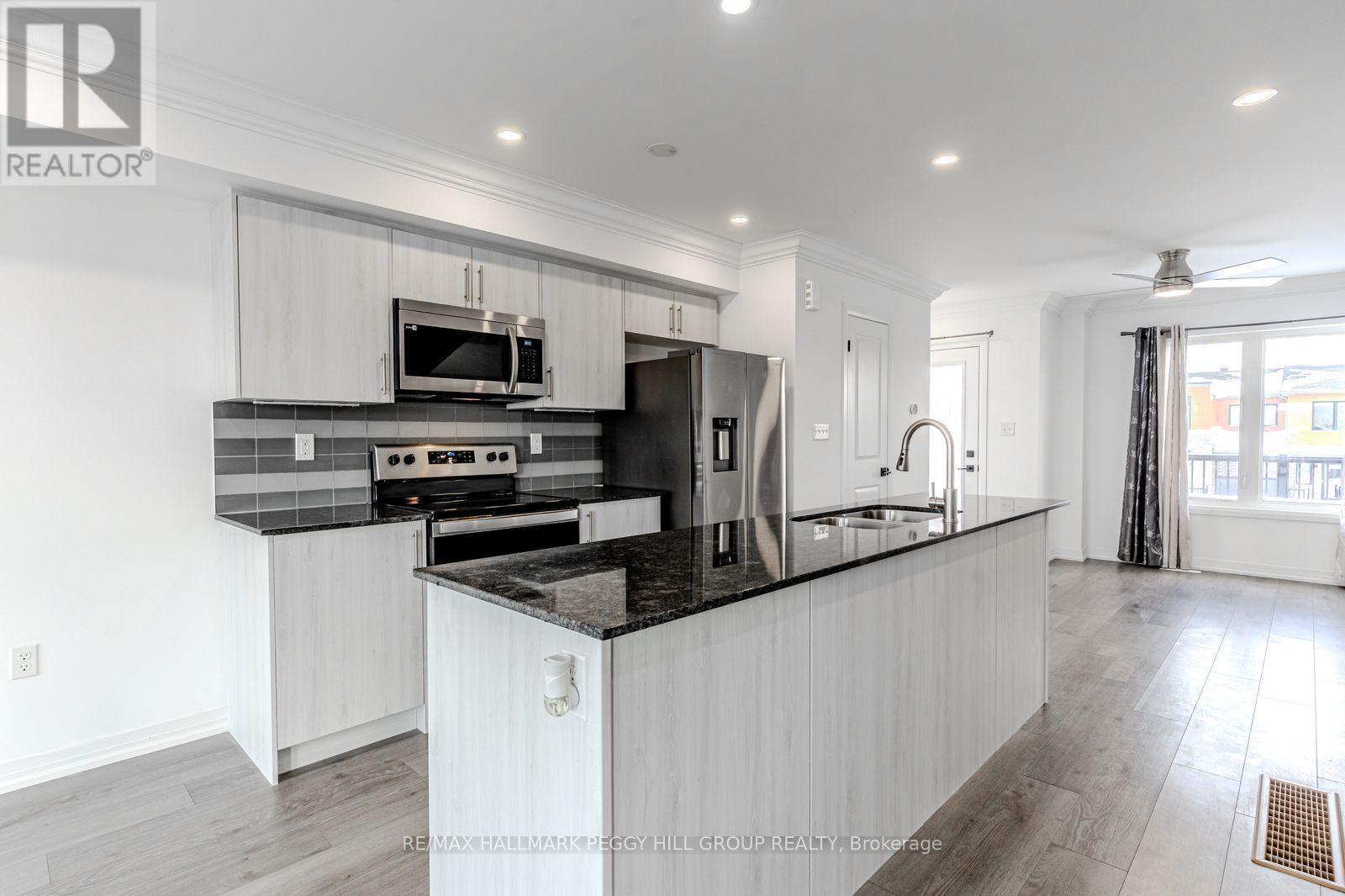 99 Fairlane Avenue, Barrie, ON - Indoor Photo Showing Kitchen With Upgraded Kitchen