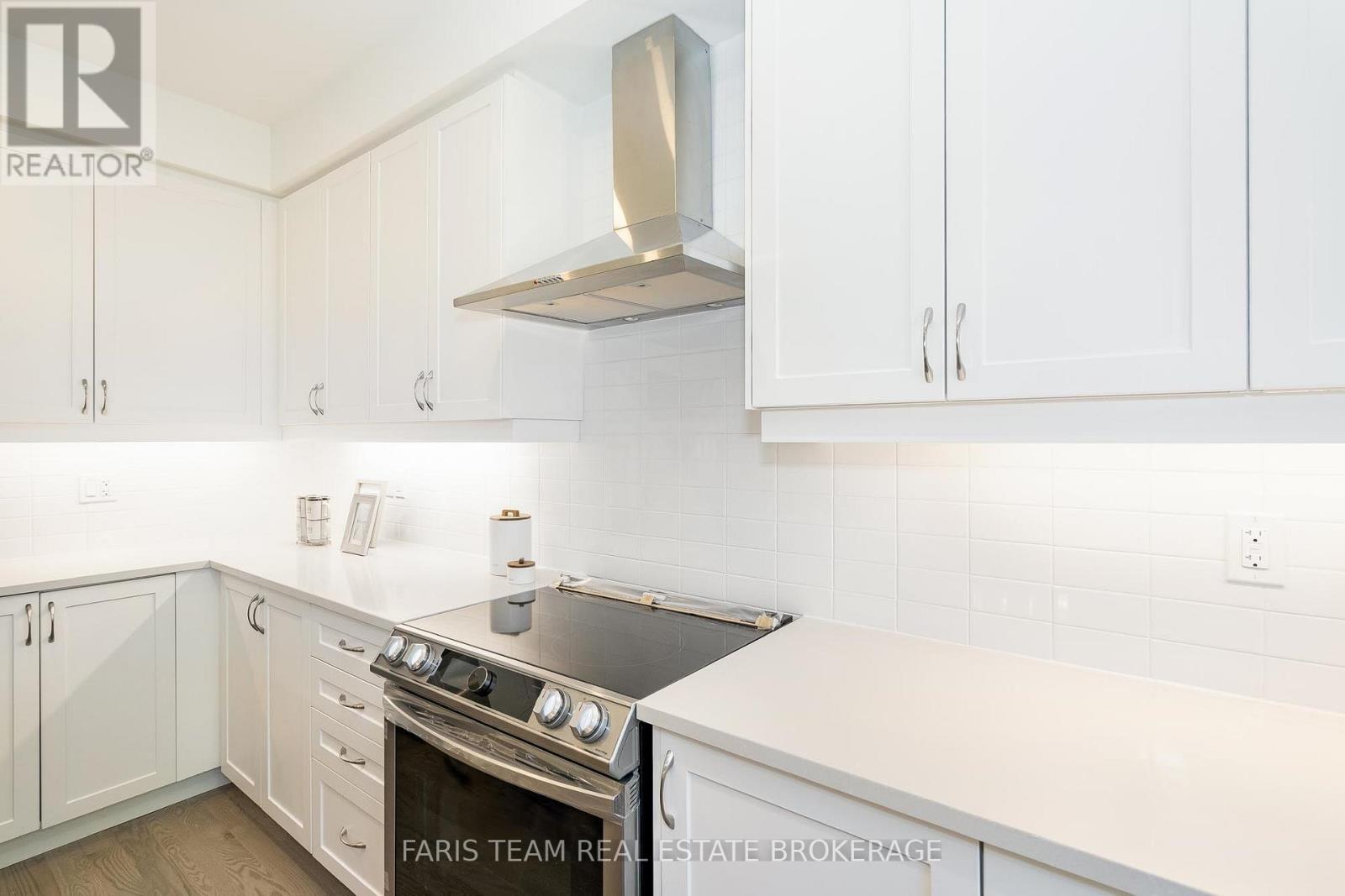 89 Berkely Street, Wasaga Beach, ON - Indoor Photo Showing Kitchen With Upgraded Kitchen