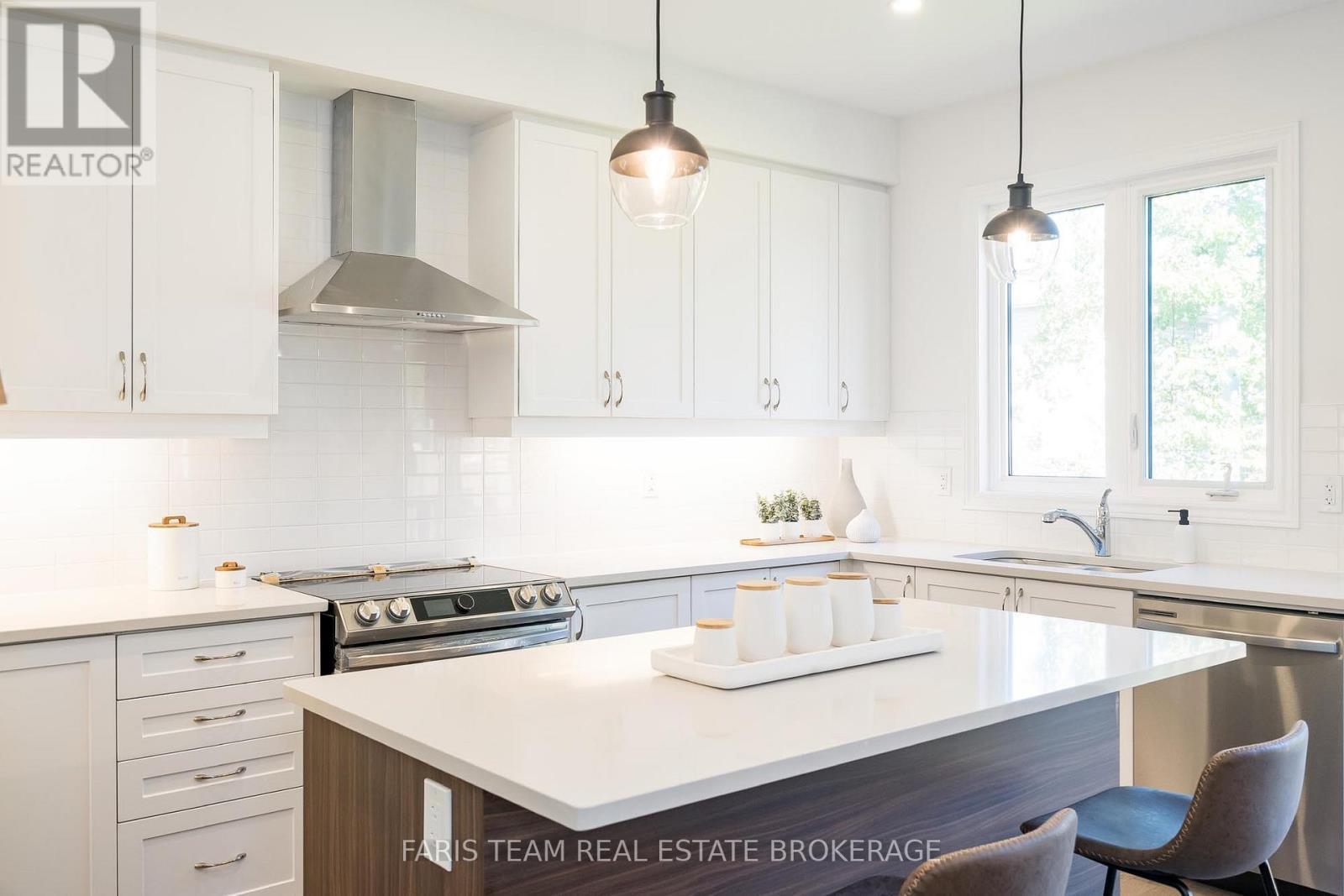 89 Berkely Street, Wasaga Beach, ON - Indoor Photo Showing Kitchen With Upgraded Kitchen