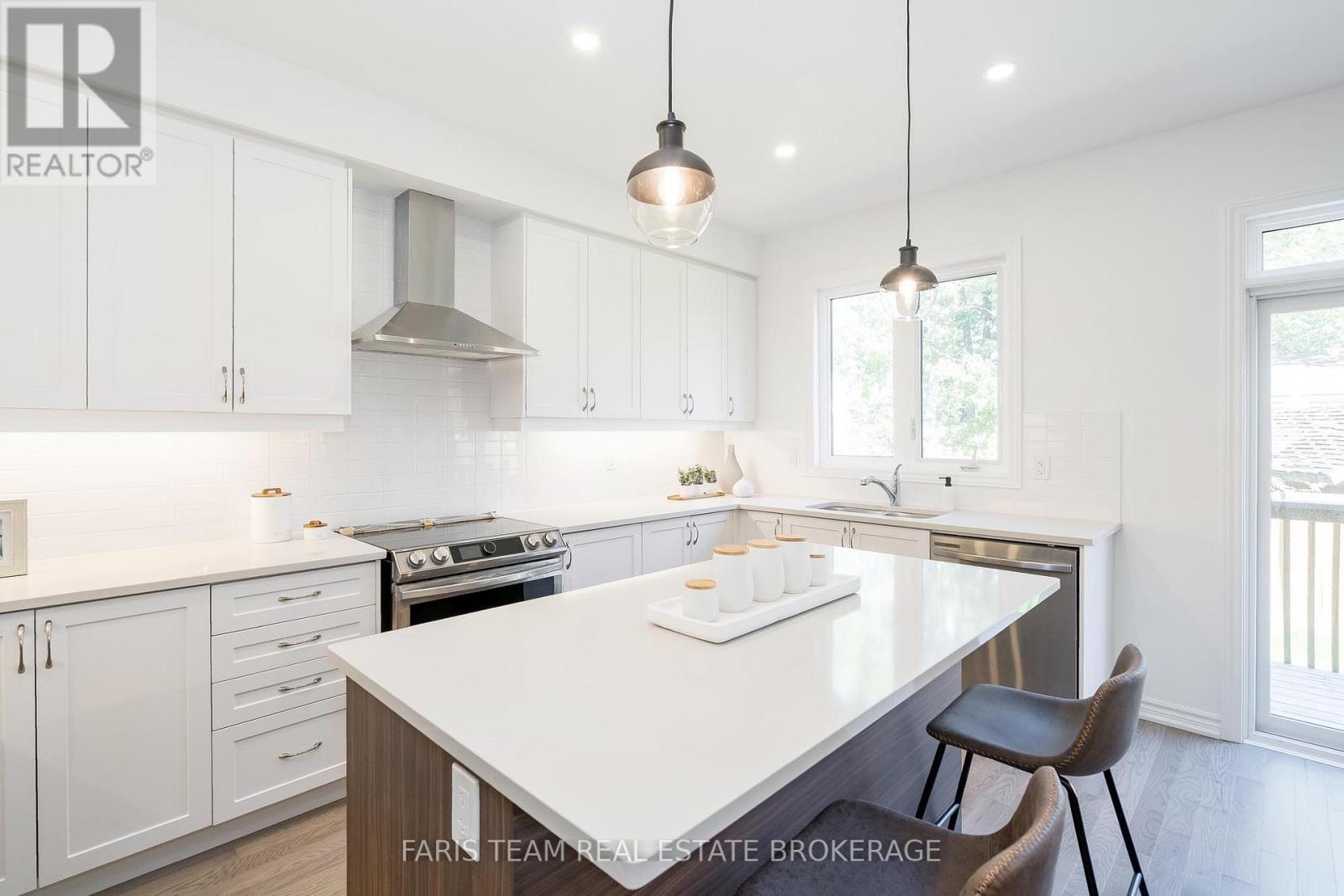 89 Berkely Street, Wasaga Beach, ON - Indoor Photo Showing Kitchen With Upgraded Kitchen