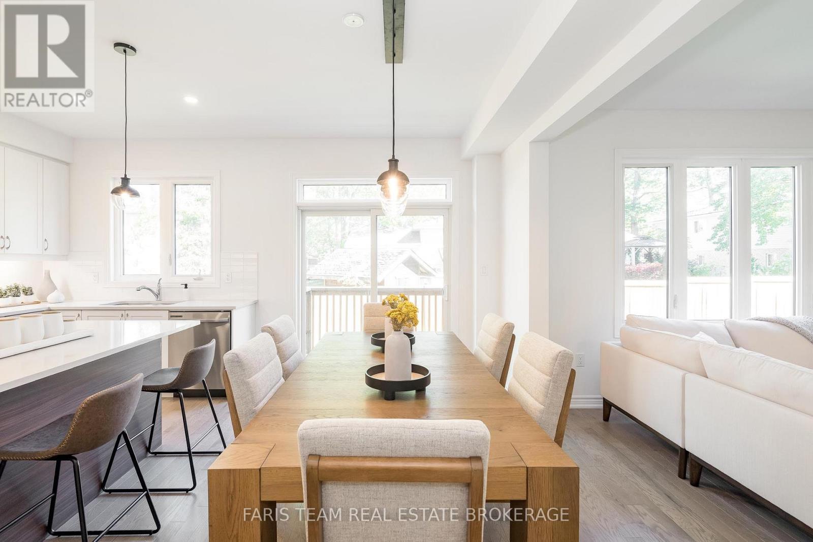 89 Berkely Street, Wasaga Beach, ON - Indoor Photo Showing Dining Room
