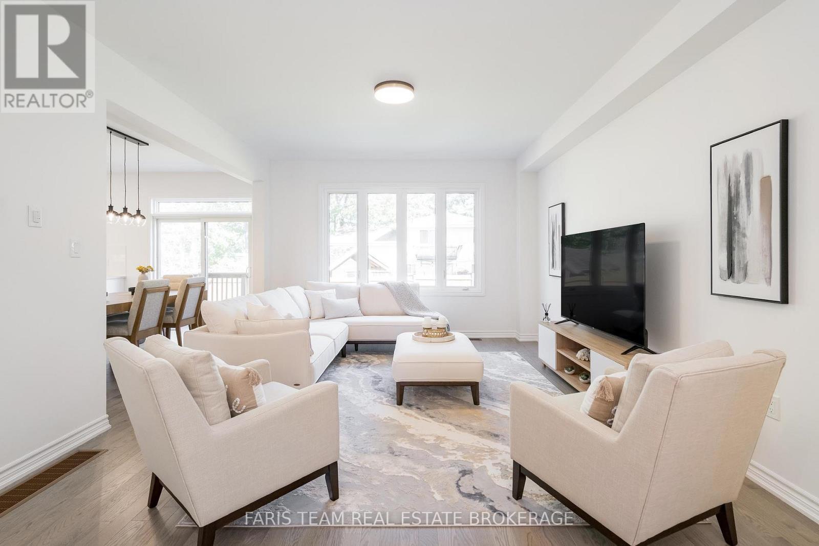 89 Berkely Street, Wasaga Beach, ON - Indoor Photo Showing Living Room