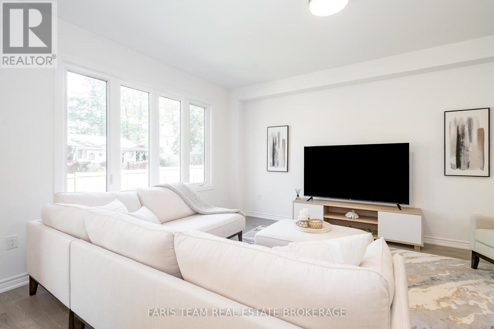 89 Berkely Street, Wasaga Beach, ON - Indoor Photo Showing Living Room