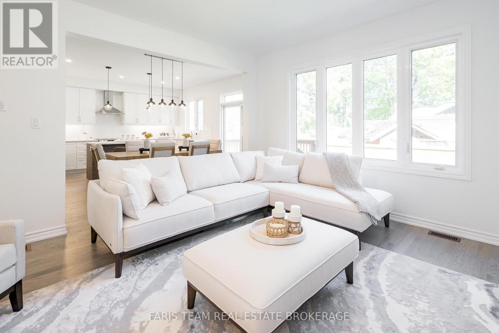 89 Berkely Street, Wasaga Beach, ON - Indoor Photo Showing Living Room