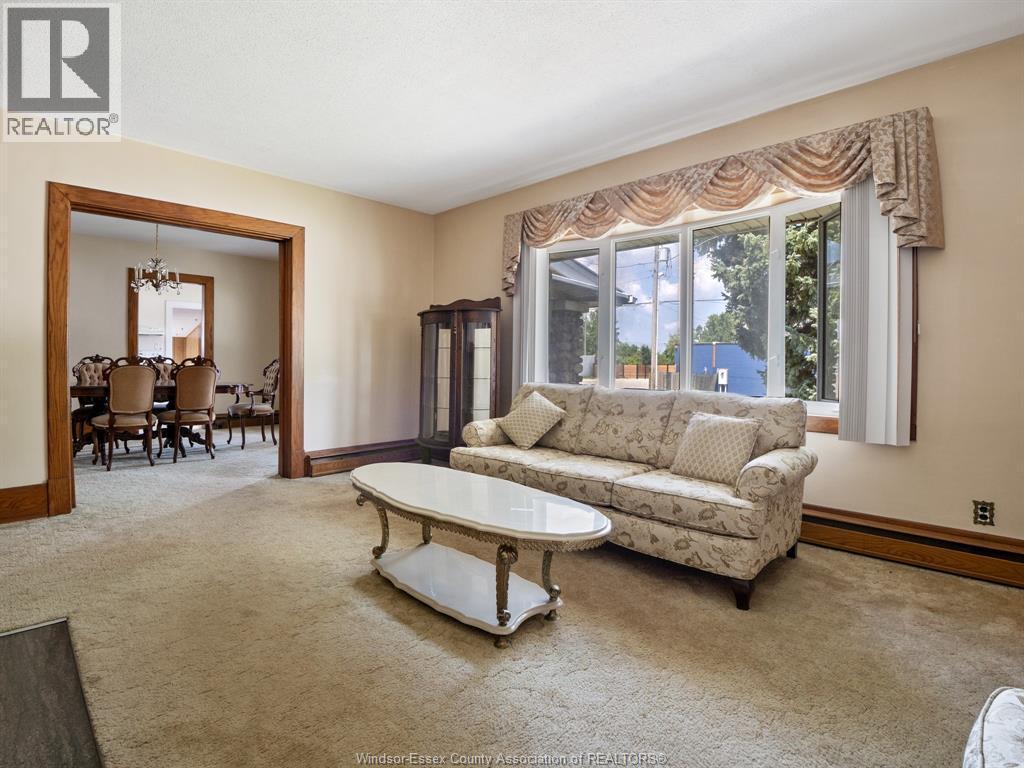 235 Queen Street, Harrow, ON - Indoor Photo Showing Living Room