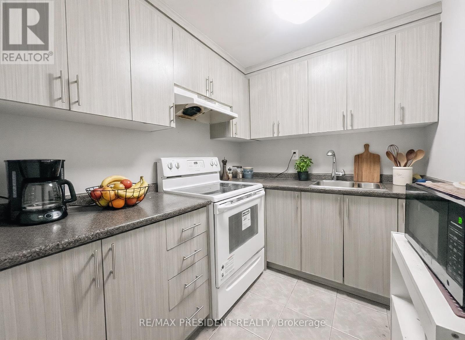 41 Fallstar Crescent, Brampton, ON - Indoor Photo Showing Kitchen