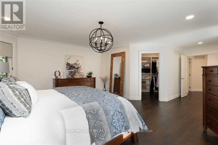 2064 Almira Court, Mississauga, ON - Indoor Photo Showing Bedroom