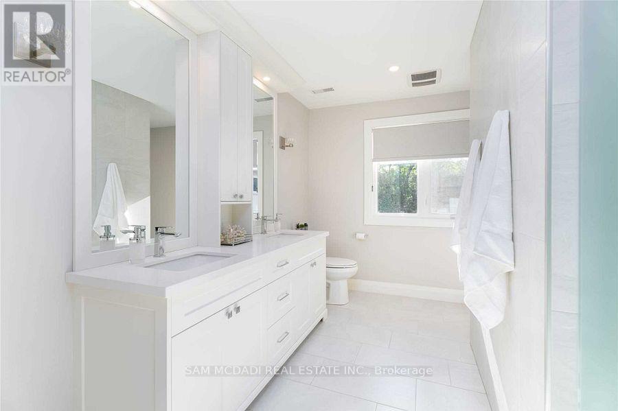 2064 Almira Court, Mississauga, ON - Indoor Photo Showing Bathroom