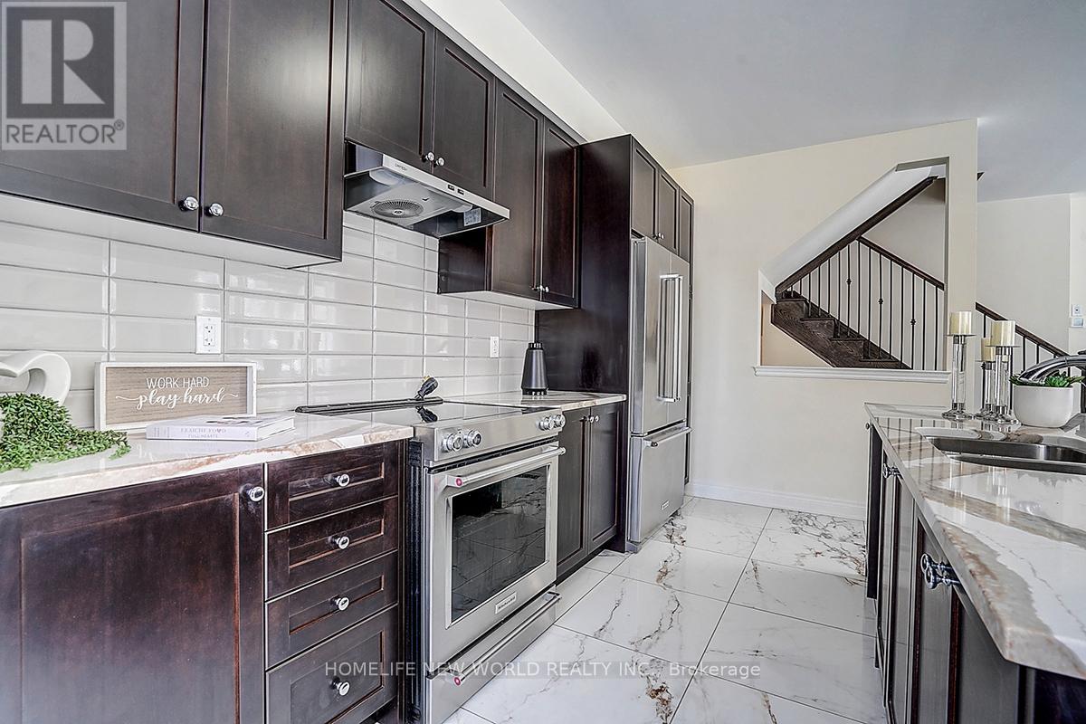2 Hercules Club Drive, Richmond Hill, ON - Indoor Photo Showing Kitchen With Double Sink With Upgraded Kitchen
