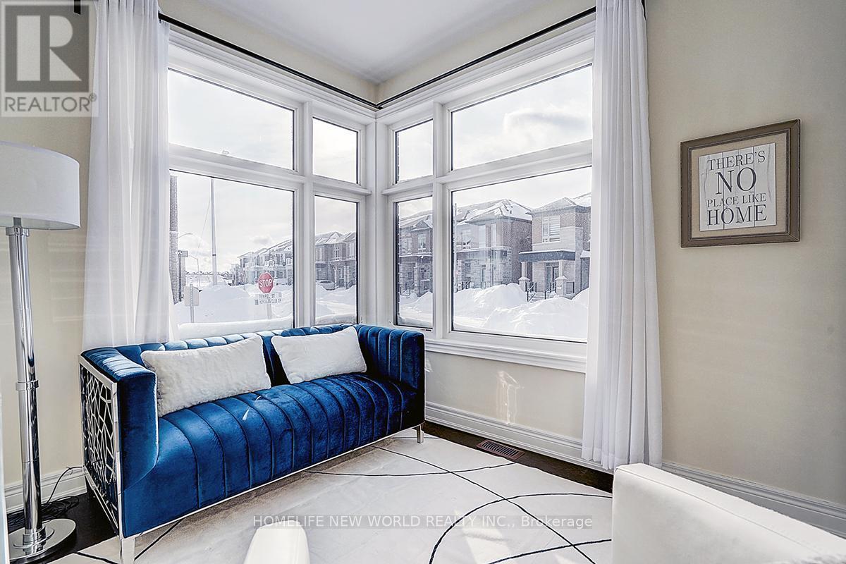 2 Hercules Club Drive, Richmond Hill, ON - Indoor Photo Showing Other Room