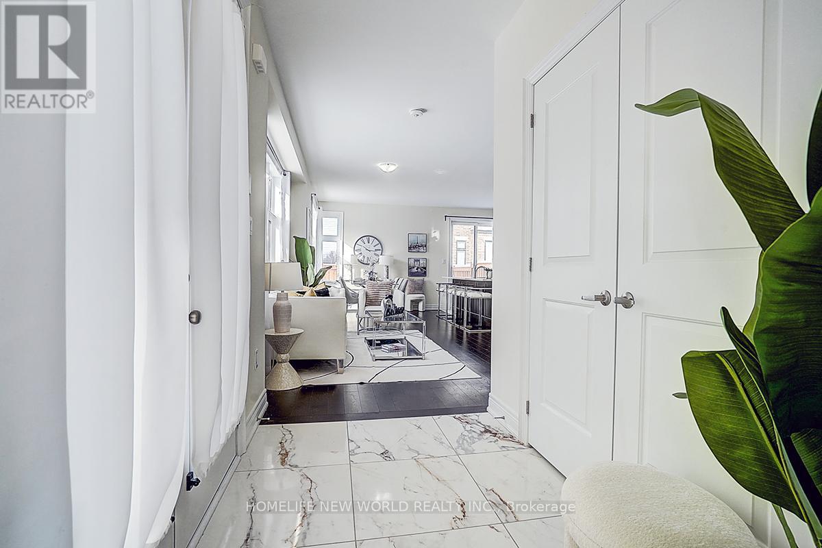 2 Hercules Club Drive, Richmond Hill, ON - Indoor Photo Showing Other Room