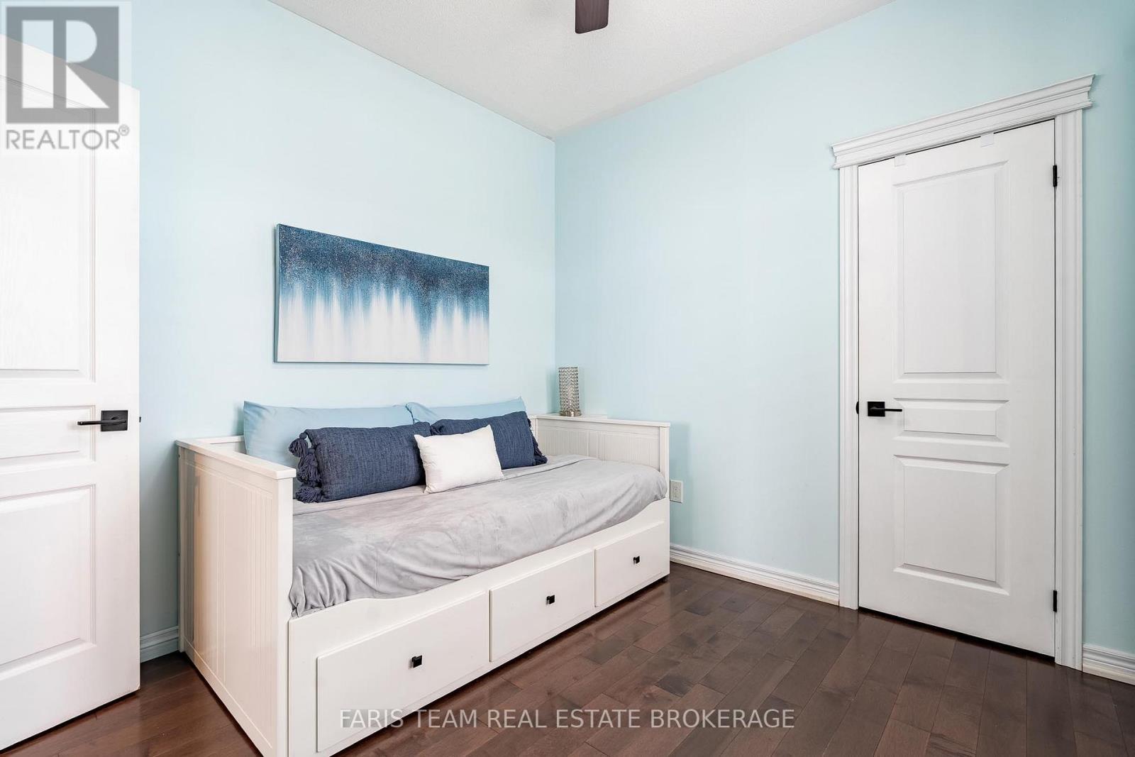 9 Broadpoint Street, Wasaga Beach, ON - Indoor Photo Showing Bedroom