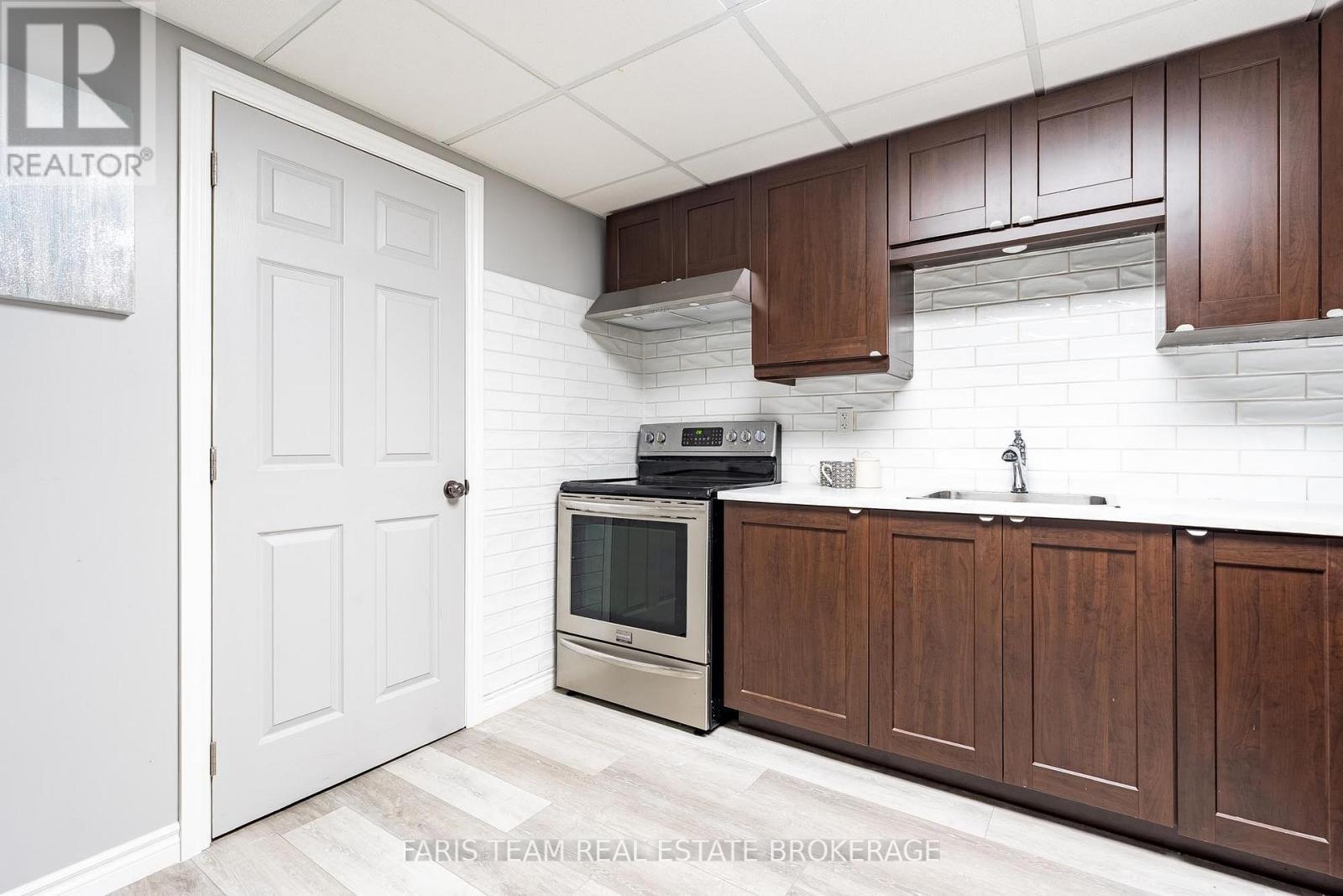 9 Broadpoint Street, Wasaga Beach, ON - Indoor Photo Showing Kitchen