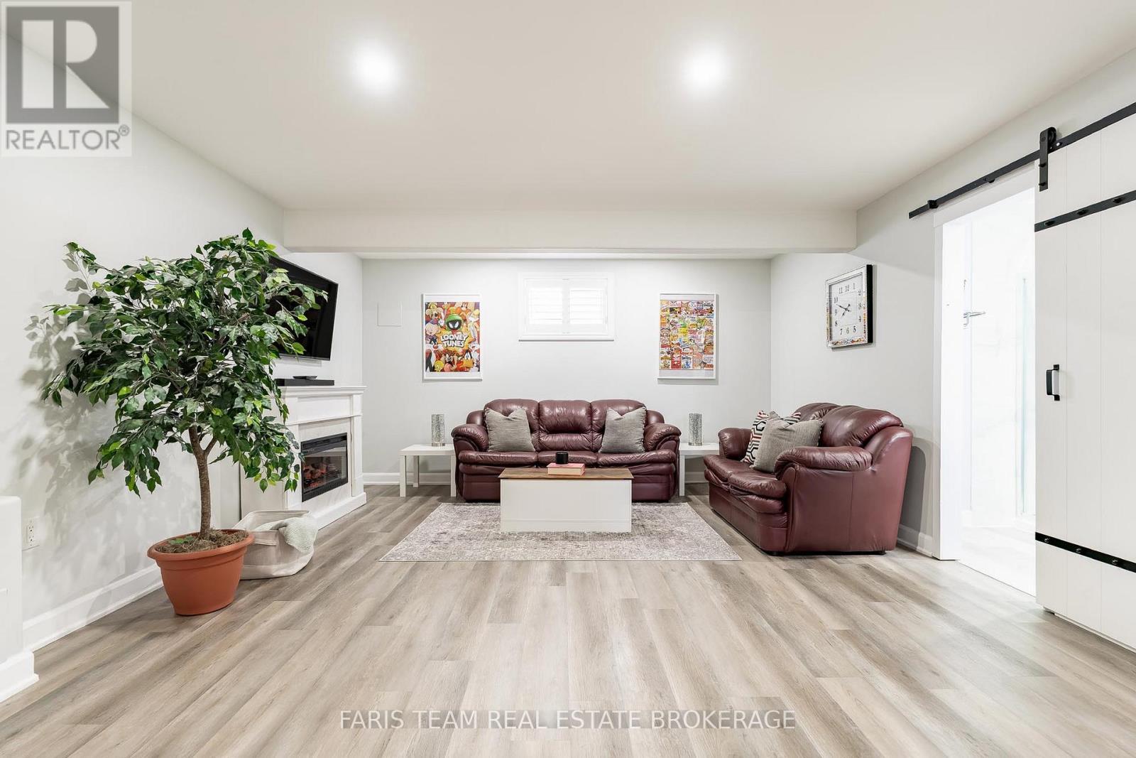 9 Broadpoint Street, Wasaga Beach, ON - Indoor With Fireplace