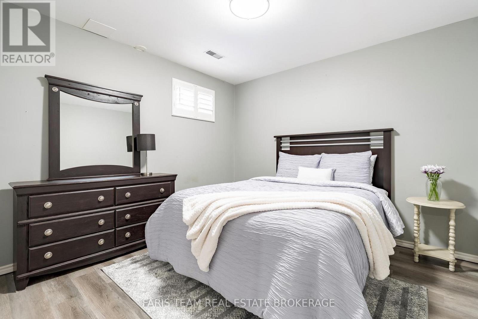 9 Broadpoint Street, Wasaga Beach, ON - Indoor Photo Showing Bedroom
