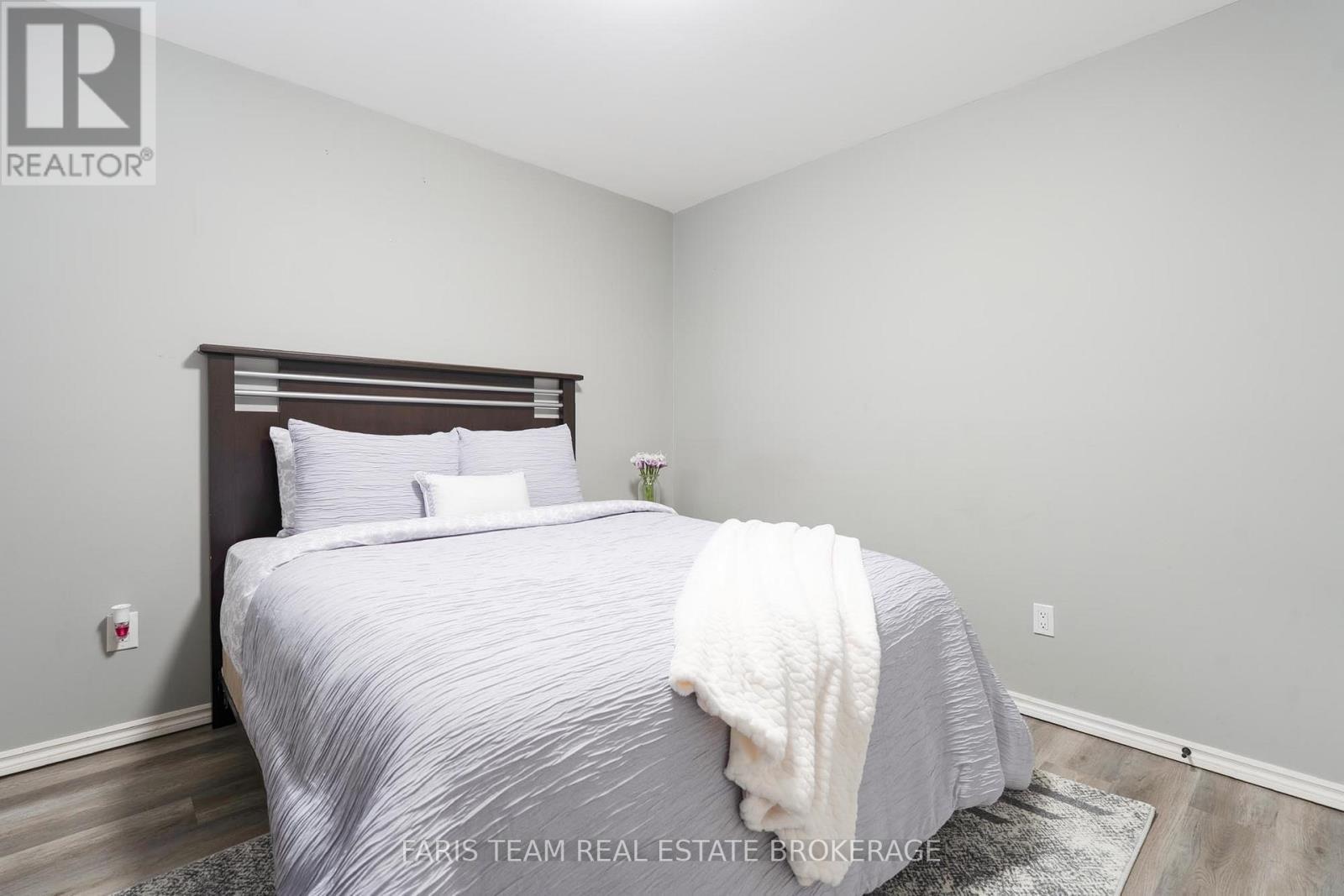 9 Broadpoint Street, Wasaga Beach, ON - Indoor Photo Showing Bedroom