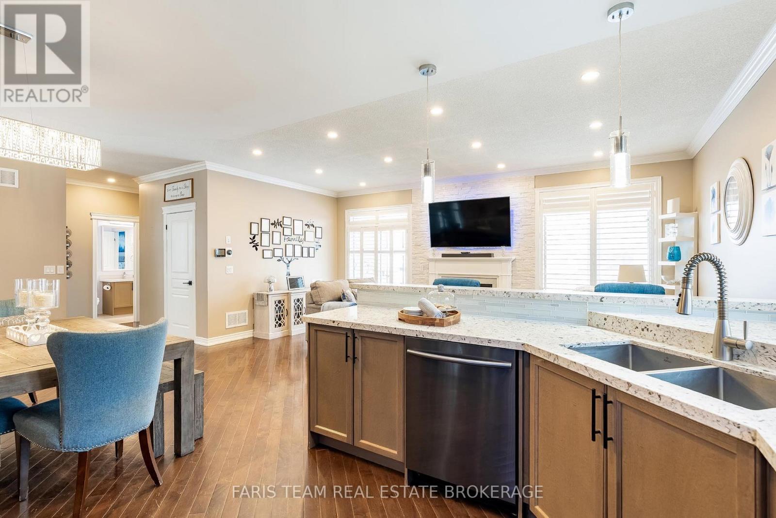 9 Broadpoint Street, Wasaga Beach, ON - Indoor Photo Showing Kitchen With Double Sink With Upgraded Kitchen