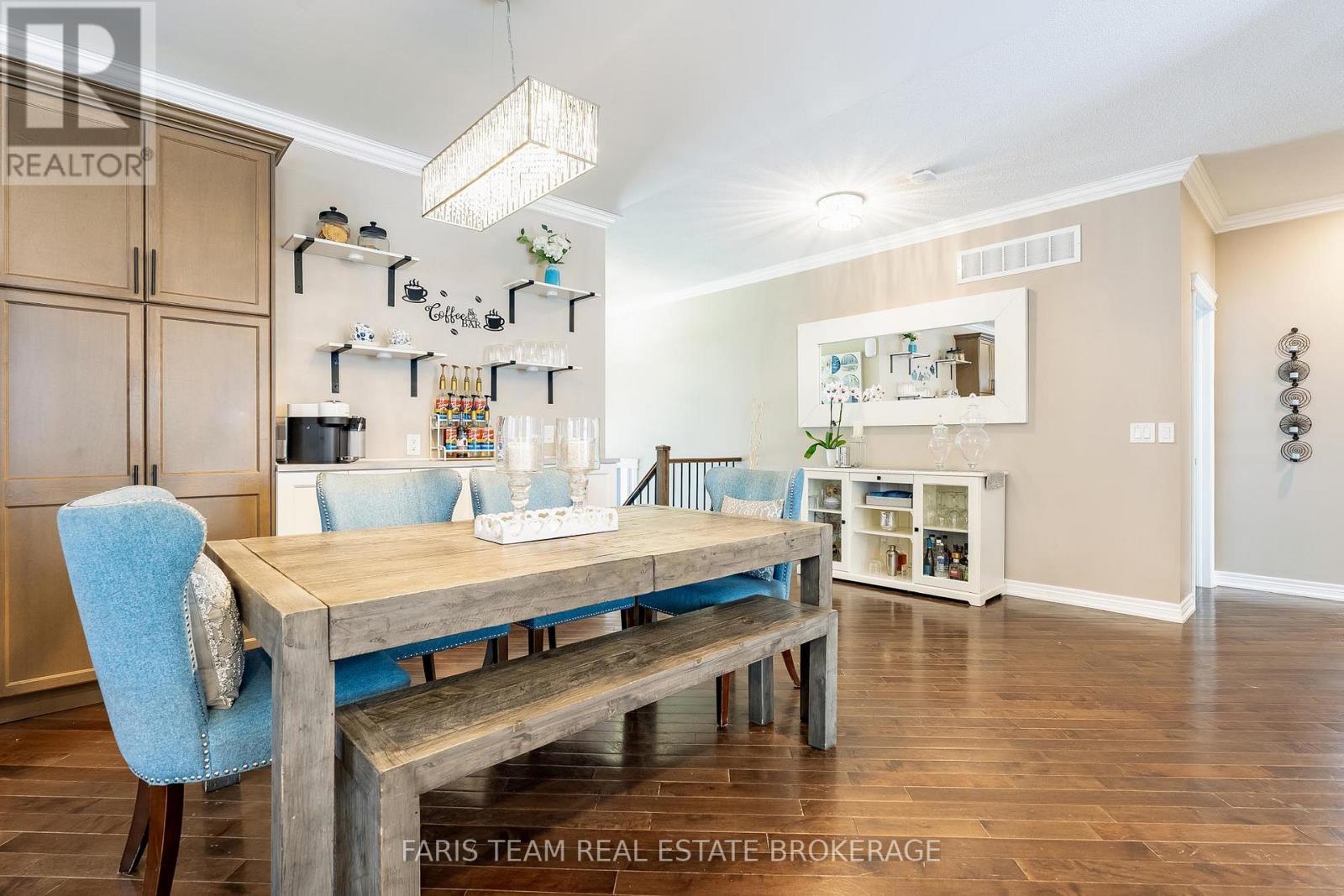 9 Broadpoint Street, Wasaga Beach, ON - Indoor Photo Showing Dining Room