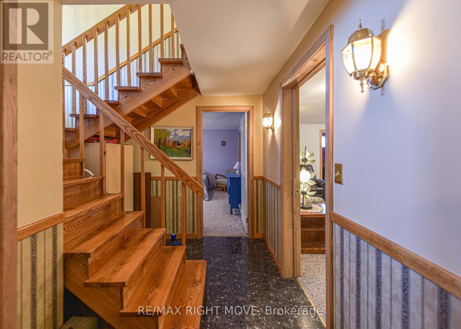 Split level entry. Private in law suite? - 2723 Monck Road, Ramara, ON - Indoor Photo Showing Other Room