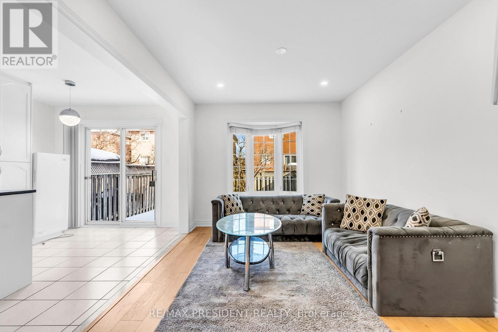 7031 Graydon Court, Mississauga, ON - Indoor Photo Showing Living Room